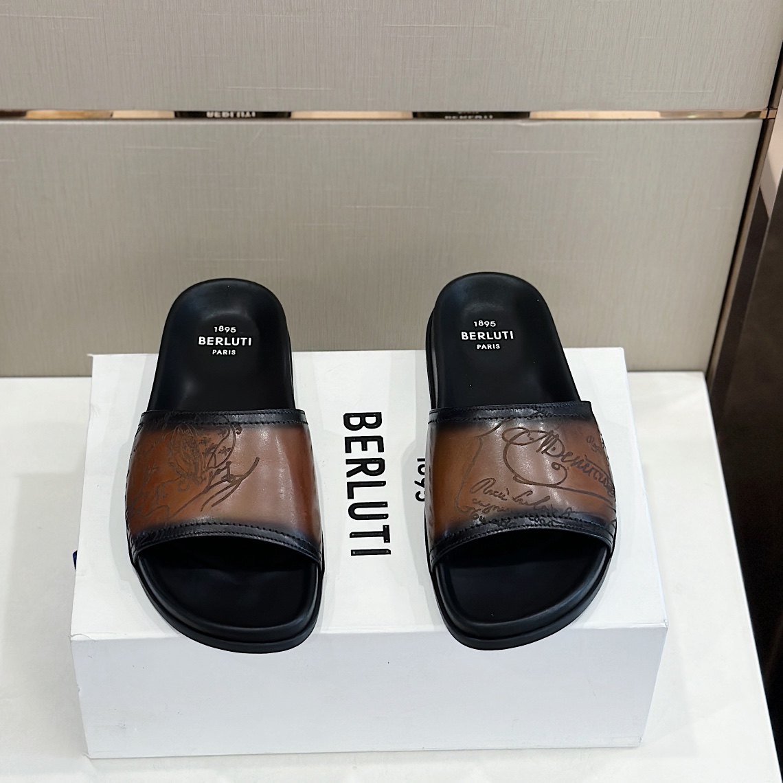 Berluti圖紋牛皮扣飾男款拖鞋