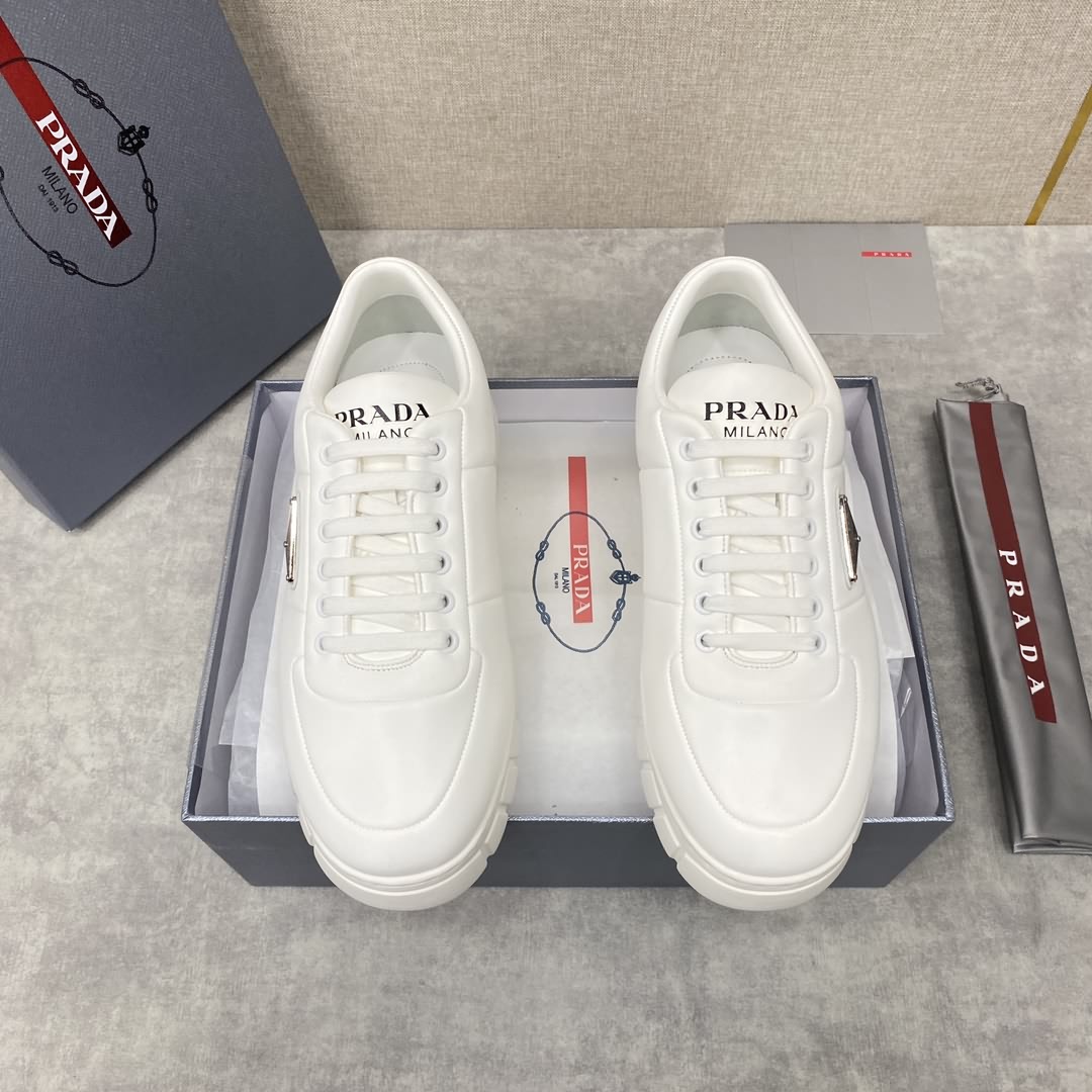 P家新品  PRAD* 普拉-達 三角形徽標厚底運動鞋