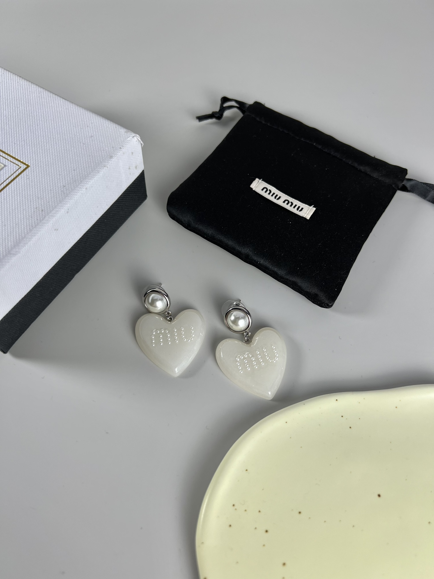 MiuMiu 亞克力 愛心耳釘