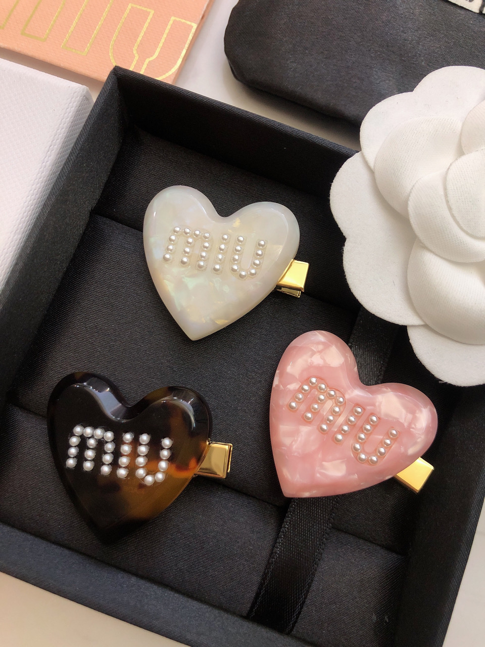 miumiu繆繆 大愛心髮夾