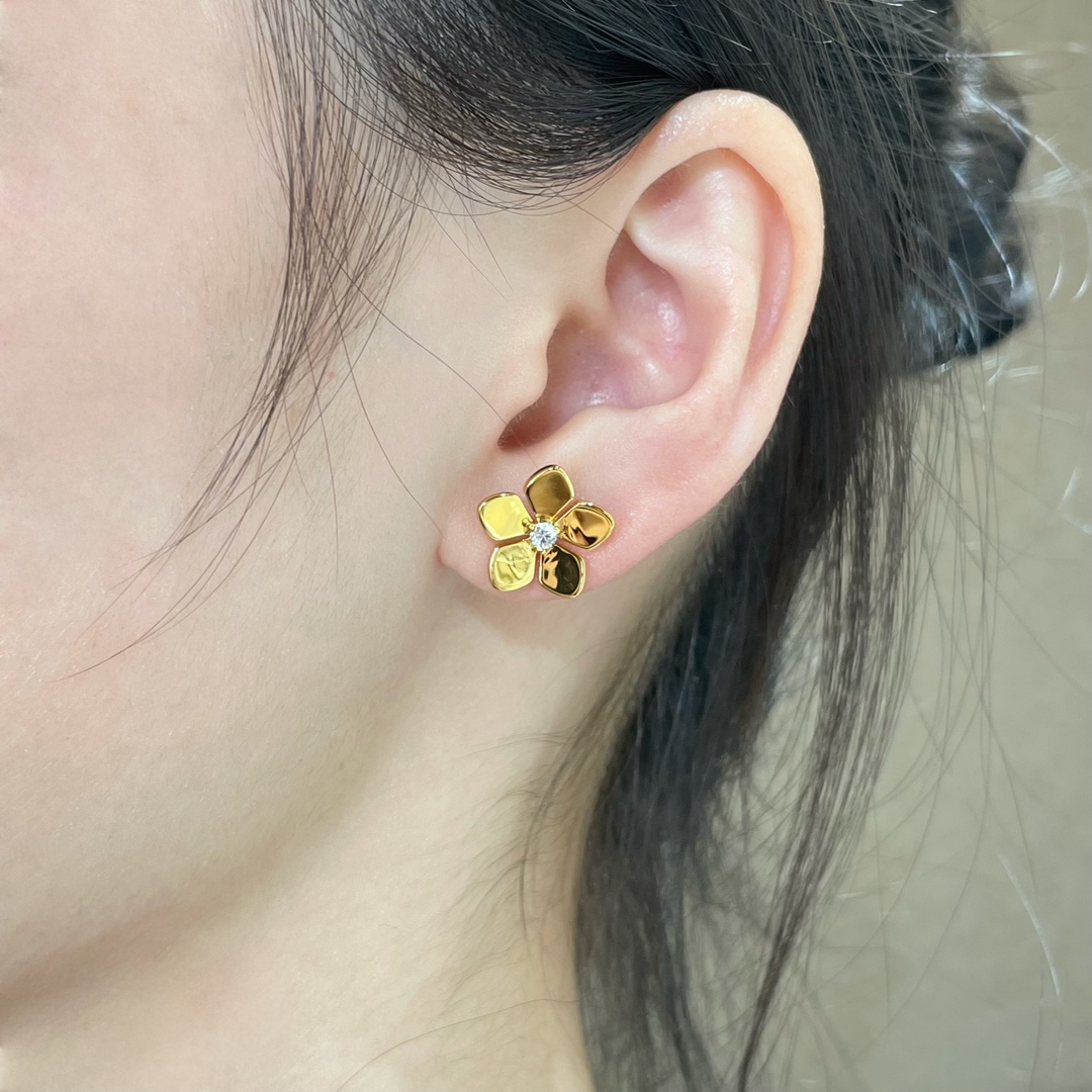 V金材質  格拉夫光金花朵耳釘