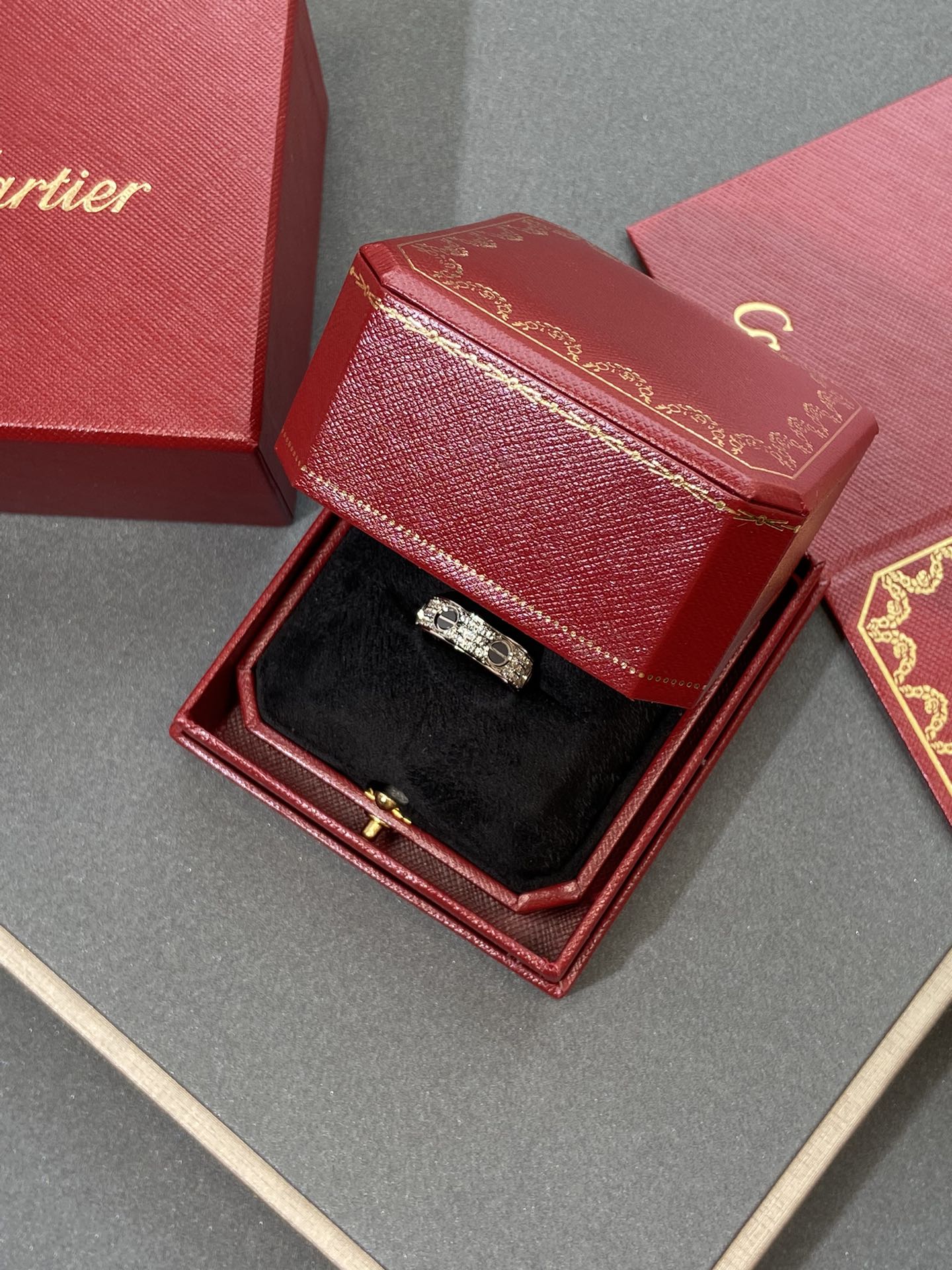 男女都可以戴的酷拽黑釘戒指