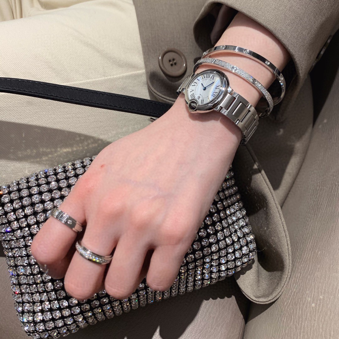 鉑金色的伯*爵戒指