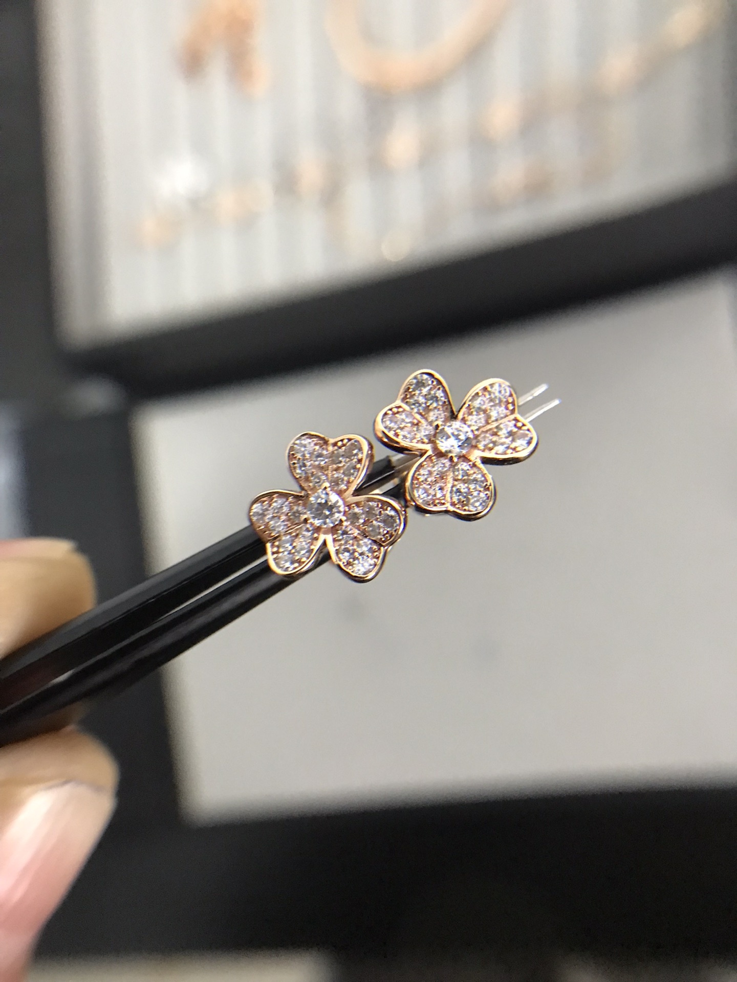 Frivole 系列滿鑽三葉草耳釘