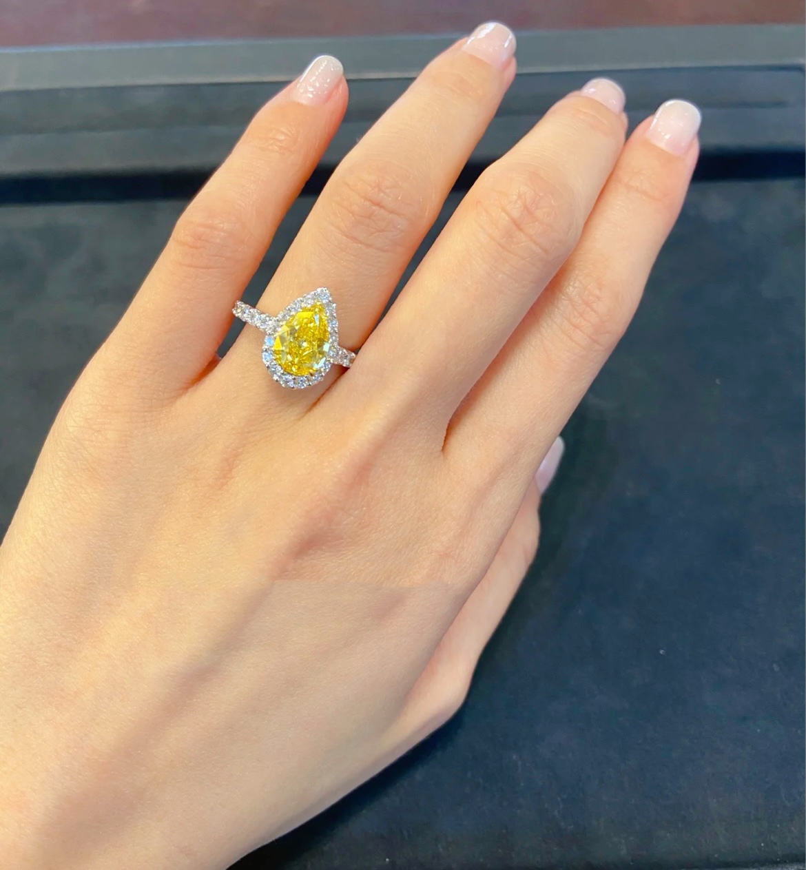 格拉夫水滴形黃鑽戒指