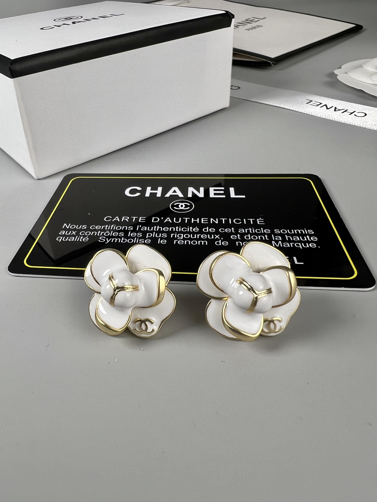 Chanel山茶花 黑/白 琺瑯 耳釘