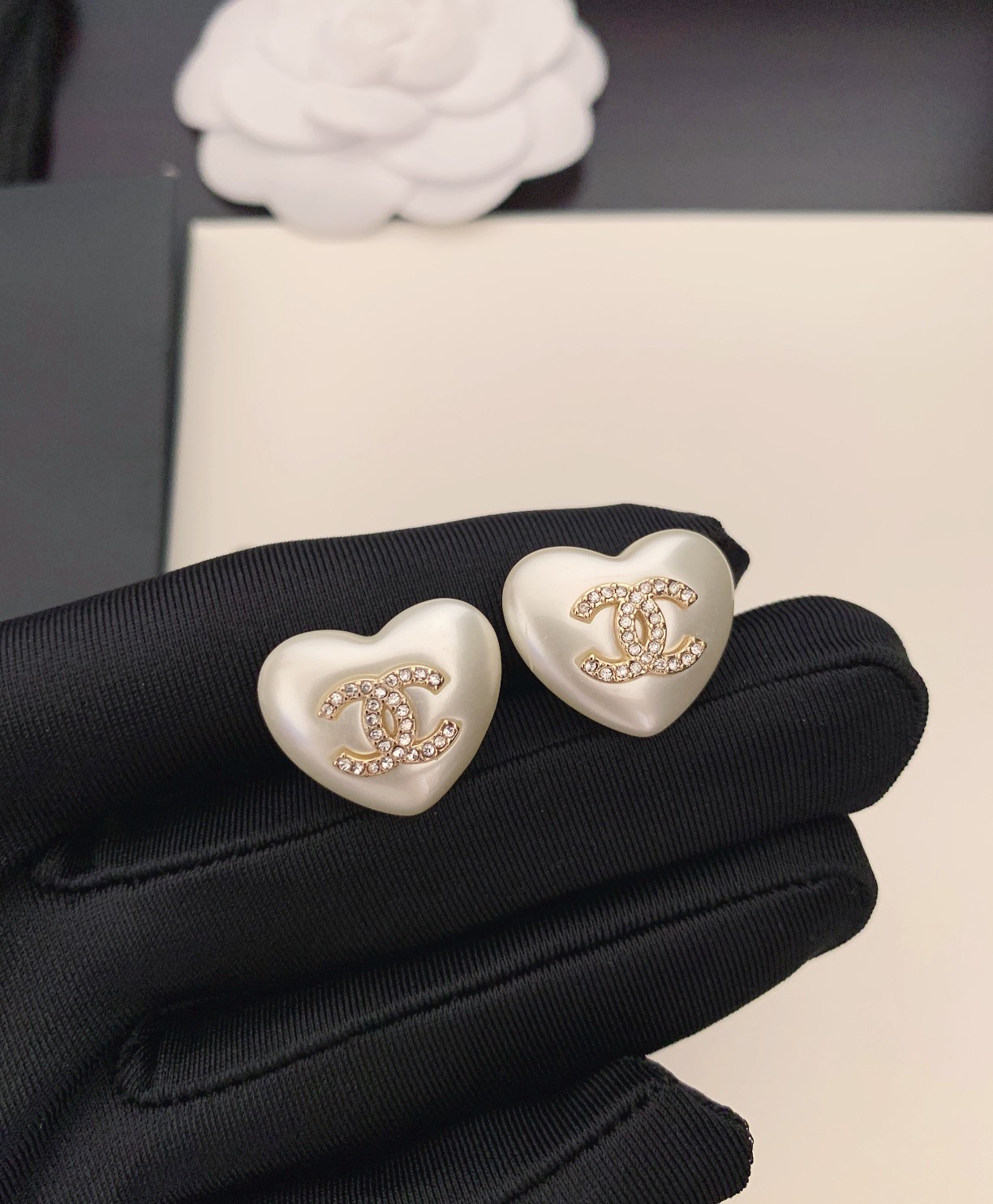 ch*nel   最新款白色愛心耳釘