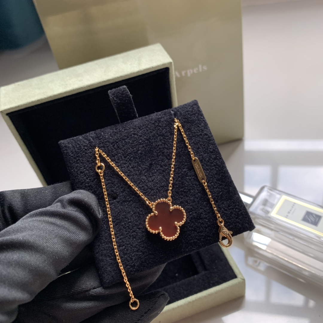 Alhambra系列重磅推出梵克雅寶