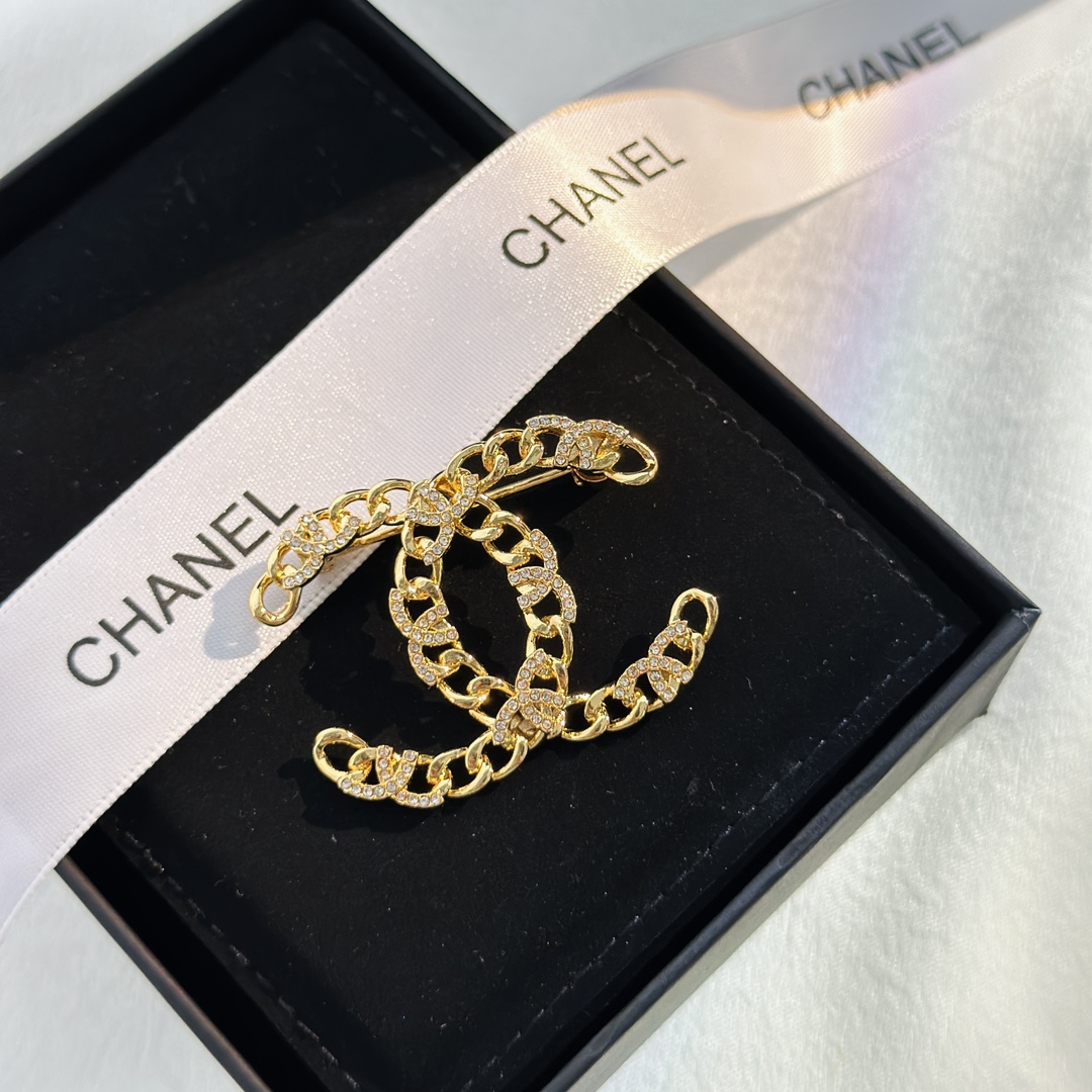 Chanel 秋冬新品 半雙C  鏤空 胸針